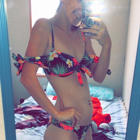 Bikini - Picture 5 of 6